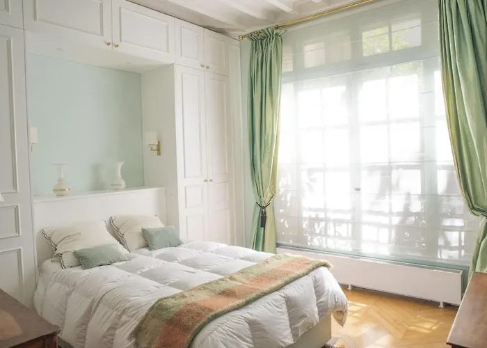 Luxurious Trocadero & Eiffel Tower Apartment Paris